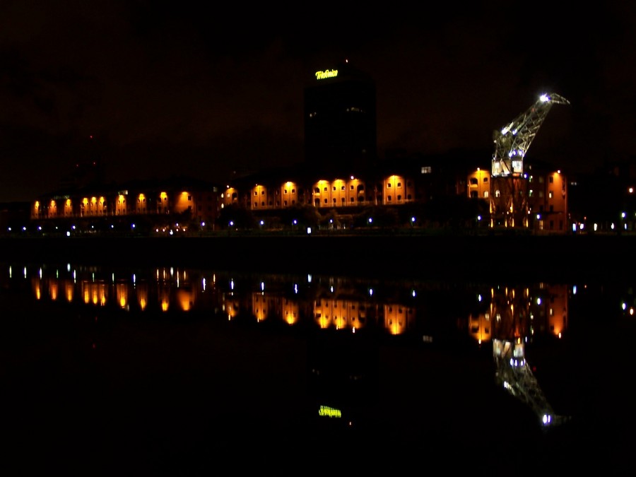 "puerto madero de noche" de Esteban Dickstein