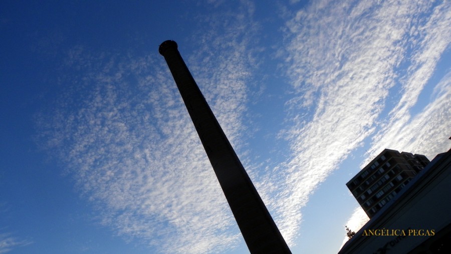 "mayor chimenea de ladrillo .. en shopping total" de Anglica Pegas