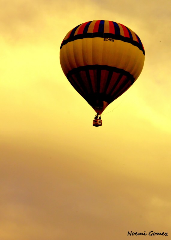 "paseando en globo..." de Noemi Gomez