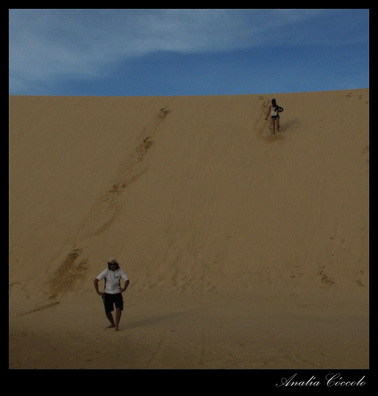 "Bailando una cueca en la arena" de Analia Coccolo