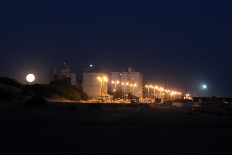 "`La luna, la calle y el faro`" de Hugo Andrade