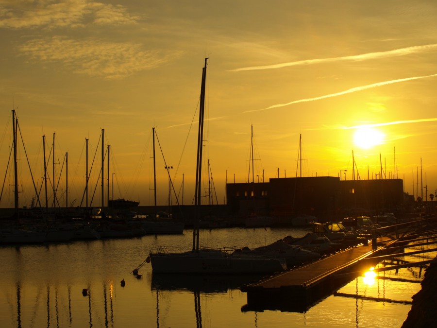 "Amanecer en el puerto" de Vicente Caballer Ripolles