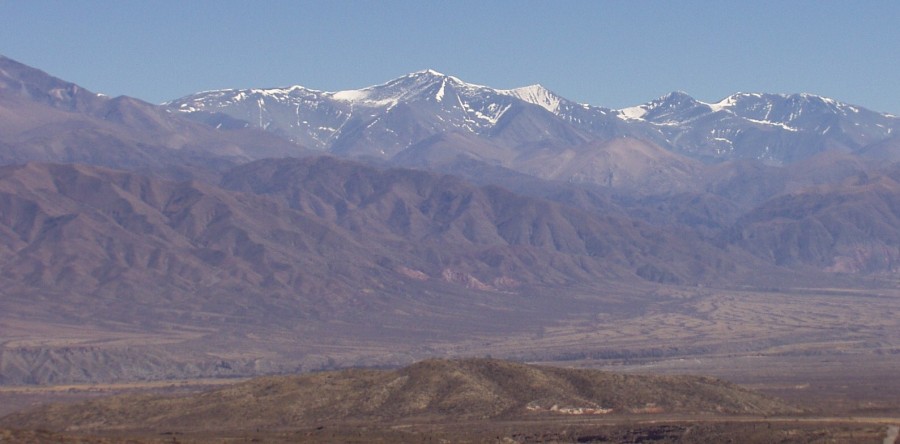 "nevados del cachi a lo lejos" de Hector Mao