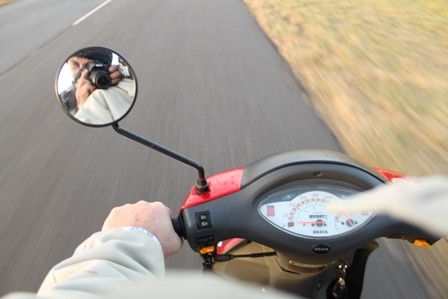 "en moto con emilio.(autoretrato)" de Roberto Velazquez