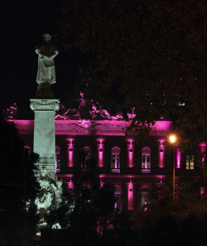 "Colon y la casa Fucsia... perdon Rosada" de Nacho Rodriguez