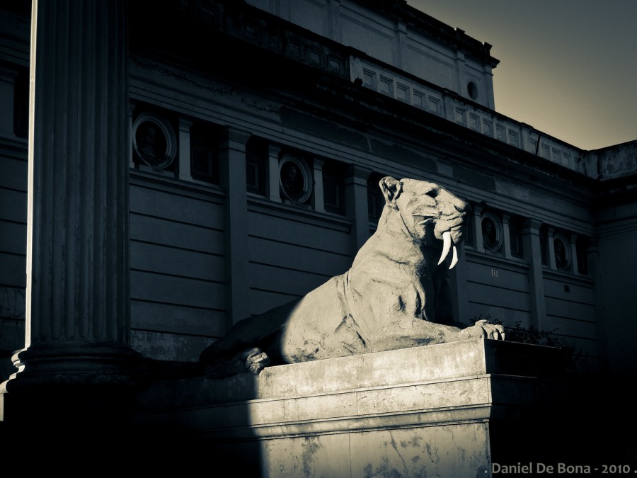 "Guardin del museo de La Plata" de Daniel De Bona