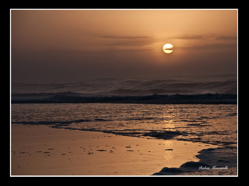 "Amanecer sobre el mar" de Ruben Moscatelli