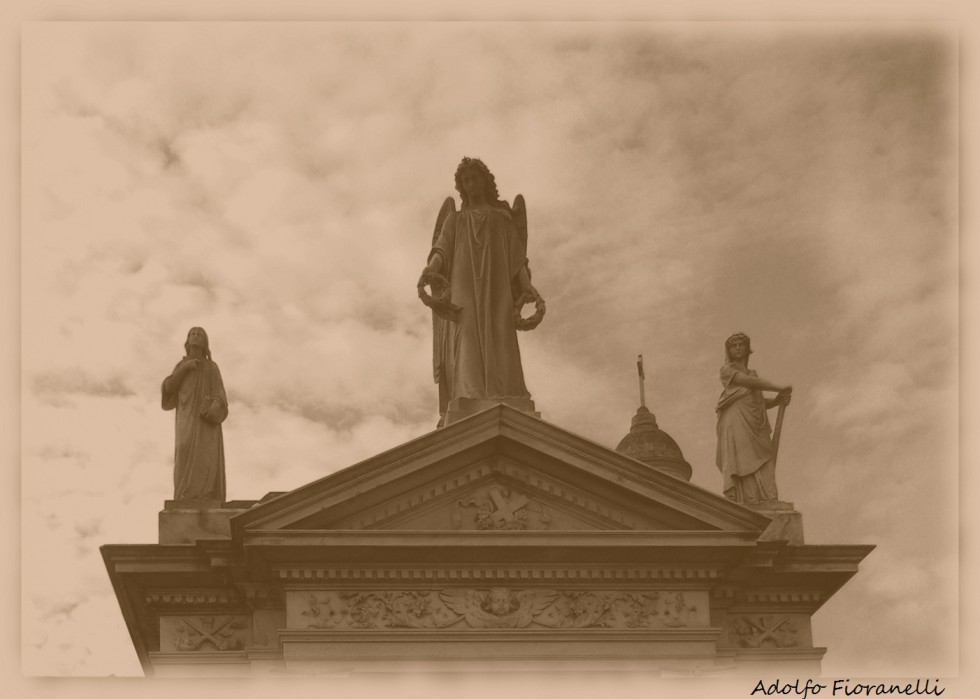 "Guardianes del sueo eterno" de Adolfo Fioranelli