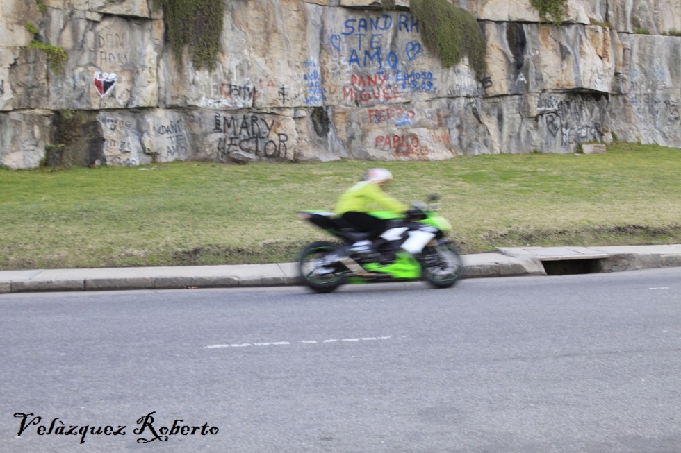 "a toda velocidad." de Roberto Velazquez