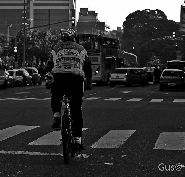 "El ciclista por la city" de Gustavo Alcntara