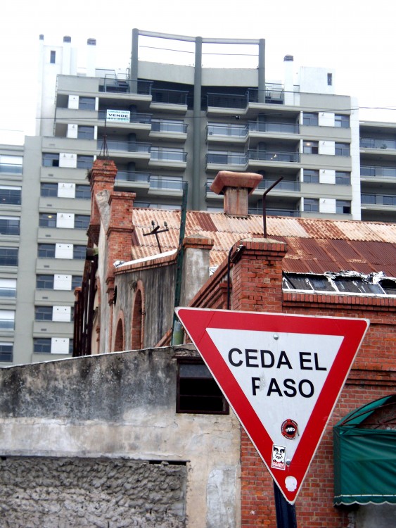 "las fachadas viejas cediendo el paso al modernismo" de Nestor Vicente Margagliotti