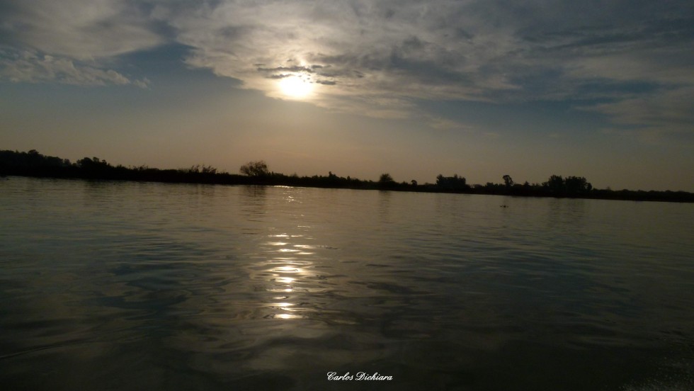 "Atardecer en el rio" de Carlos Dichiara