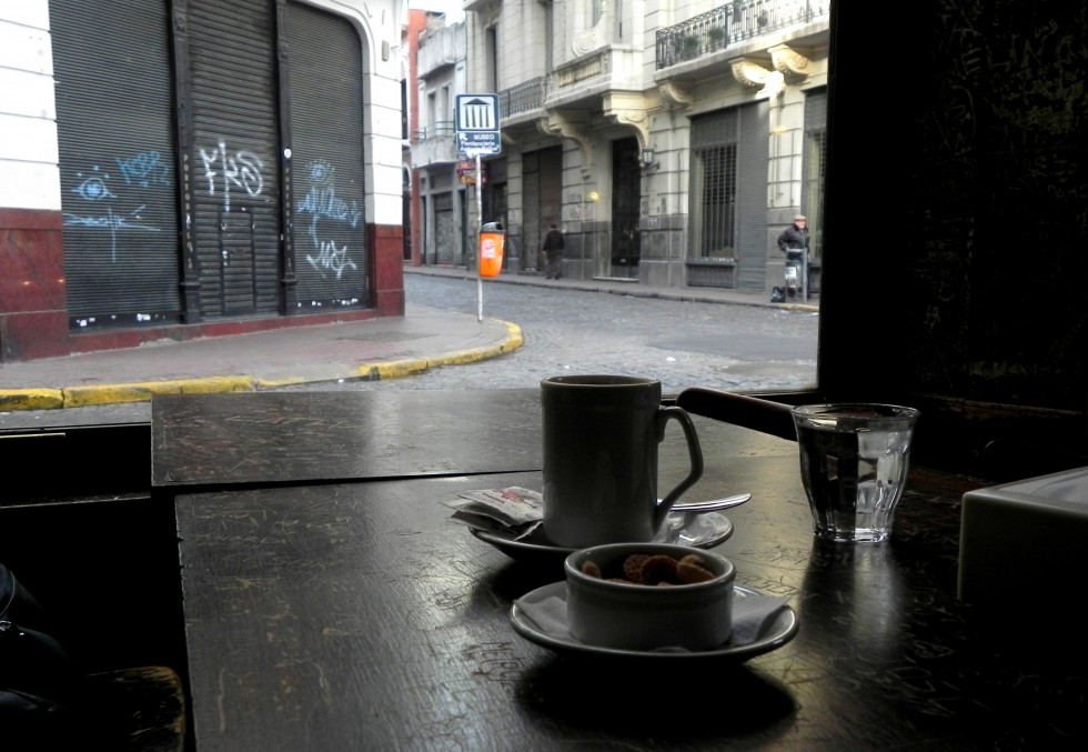 "Te espero en el caf de la esquina" de Mirta Irene Judengloben