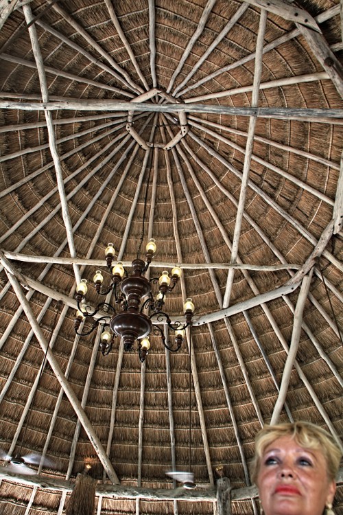 "Palapa con toque elegante y dama incluida..." de Manuel Velasco