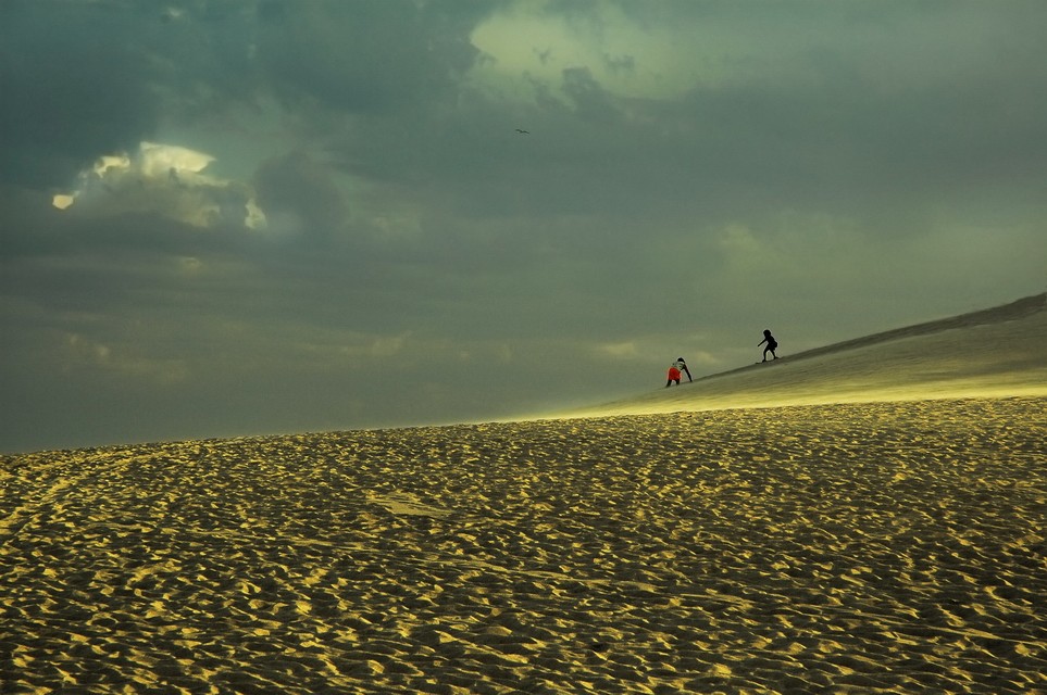 "Jugando en las dunas" de Rafa Lanuza