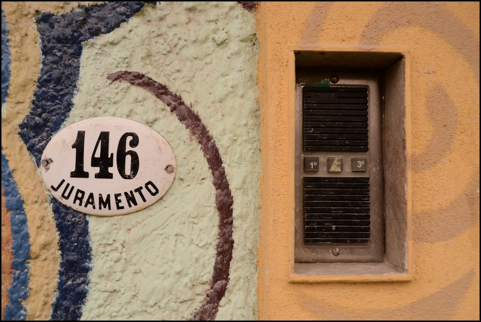 "Graffiti II de la Calle Juramento - Bariloche" de Gaston E. Polese
