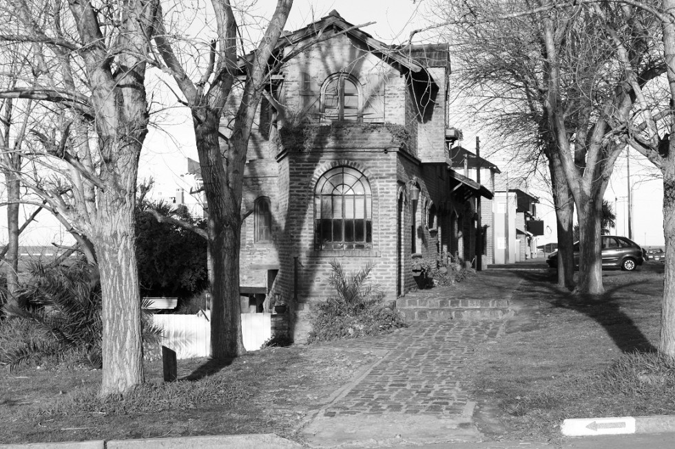 "la casa de la esquina." de Roberto Velazquez