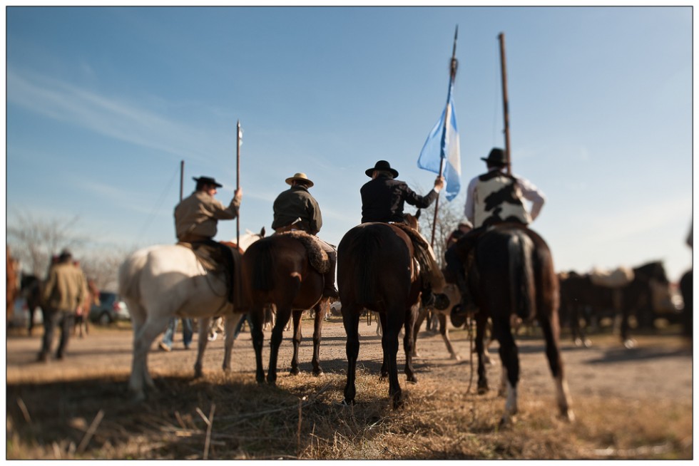 "4 Caballos y una Bandera" de Gregorio Donikian