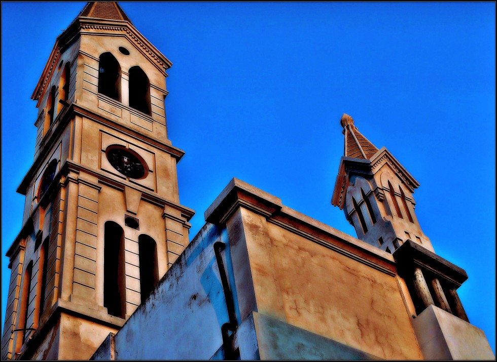 "Atardece sobre la iglesia." de Jos Savio