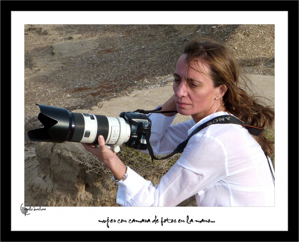 "`Mujer con cmara de fotos en la mano`" de Gisele Burcheri