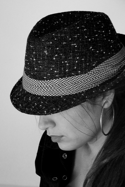 "perfil con sombrero" de Andrea Cormick