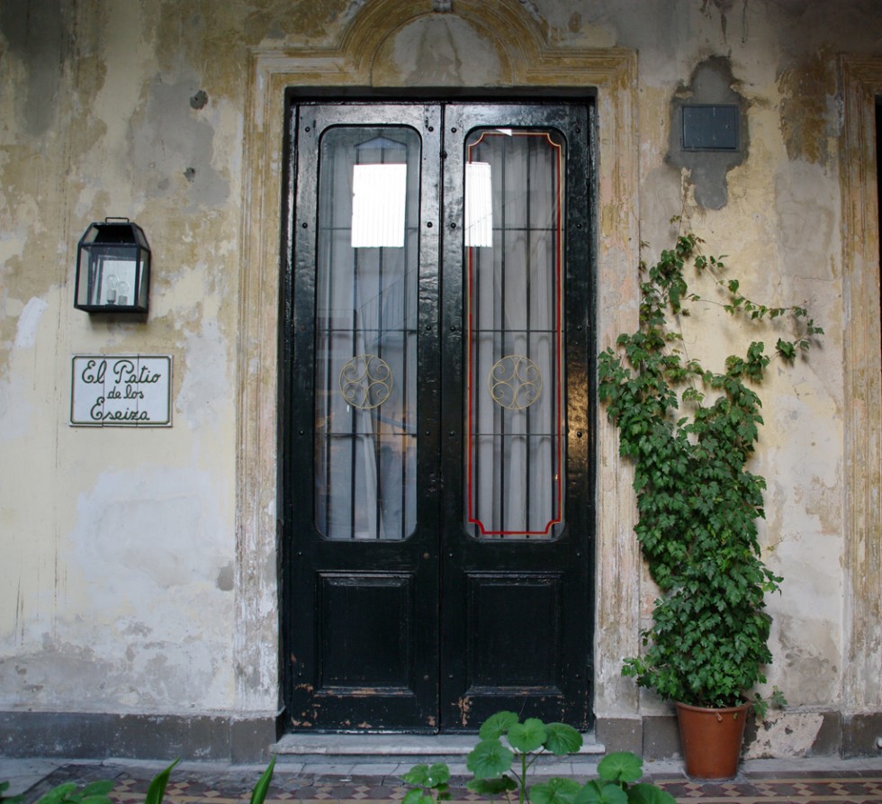 "El patio de los Eseiza" de Ricardo Luis Zedler