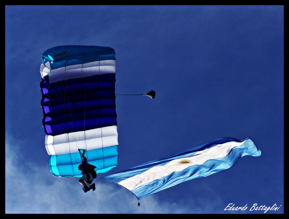 "yo quiero a mi bandera... en alto..." de Eduardo Battaglini