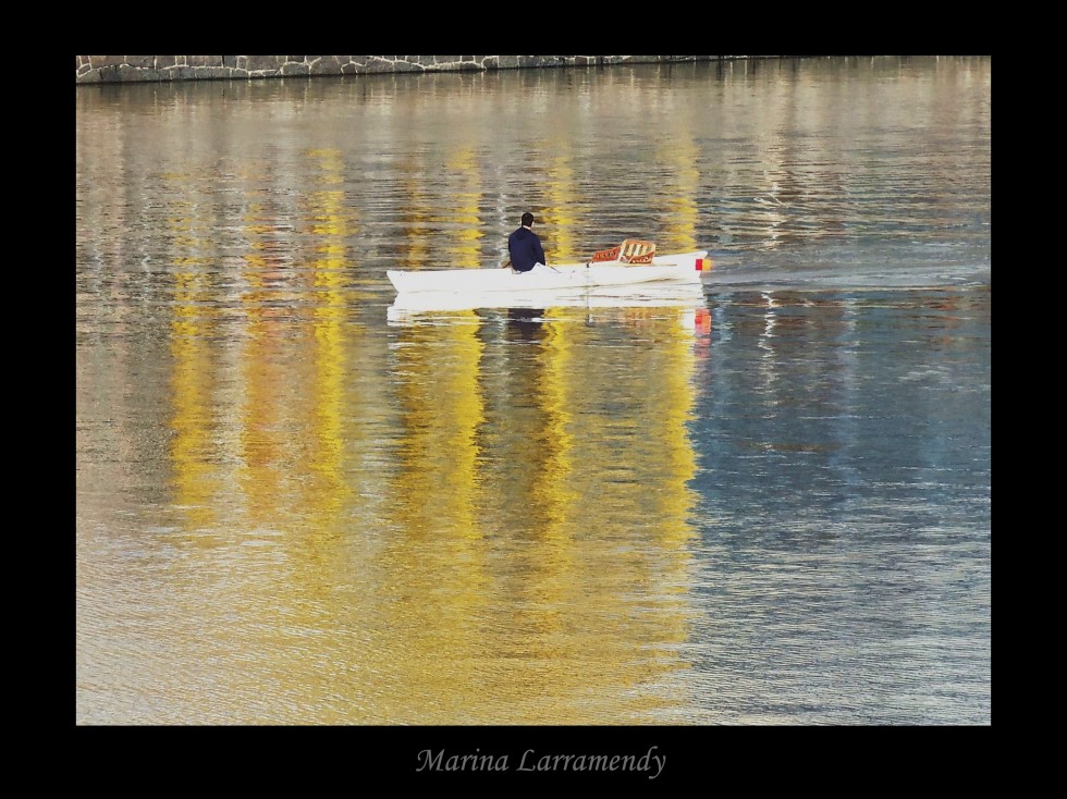 "Remando sobre reflejos..." de Marina Larramendy