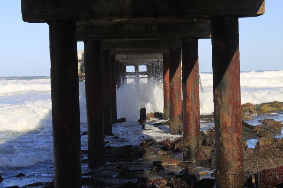 "bajo el muelle-" de Roberto Velazquez