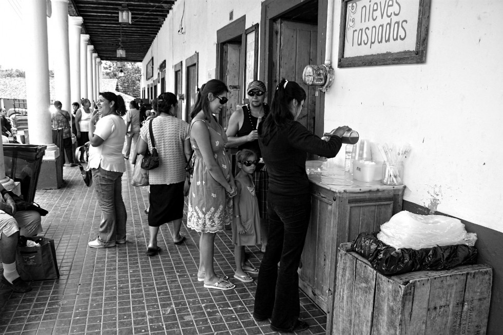 "En los porches de la plaza" de Manuel Velasco