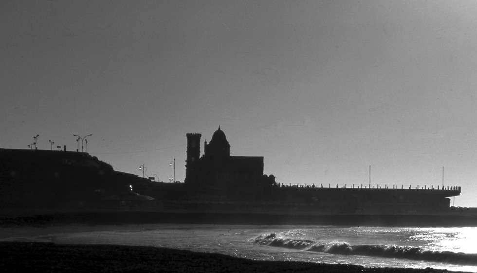 "Contraluz con mar" de Alberto Jara