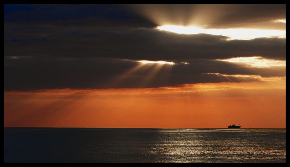 "Solitario barco en el atardecer" de Romina Rodriguez