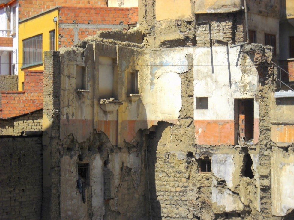 "En ruinas" de Luis Fernando Altuzarra Bustillos