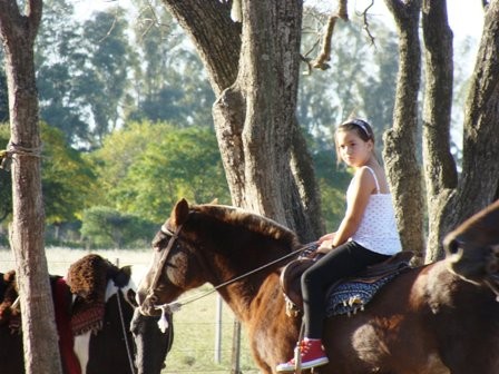 "a cabalgar" de Amparo Josefina Maggi