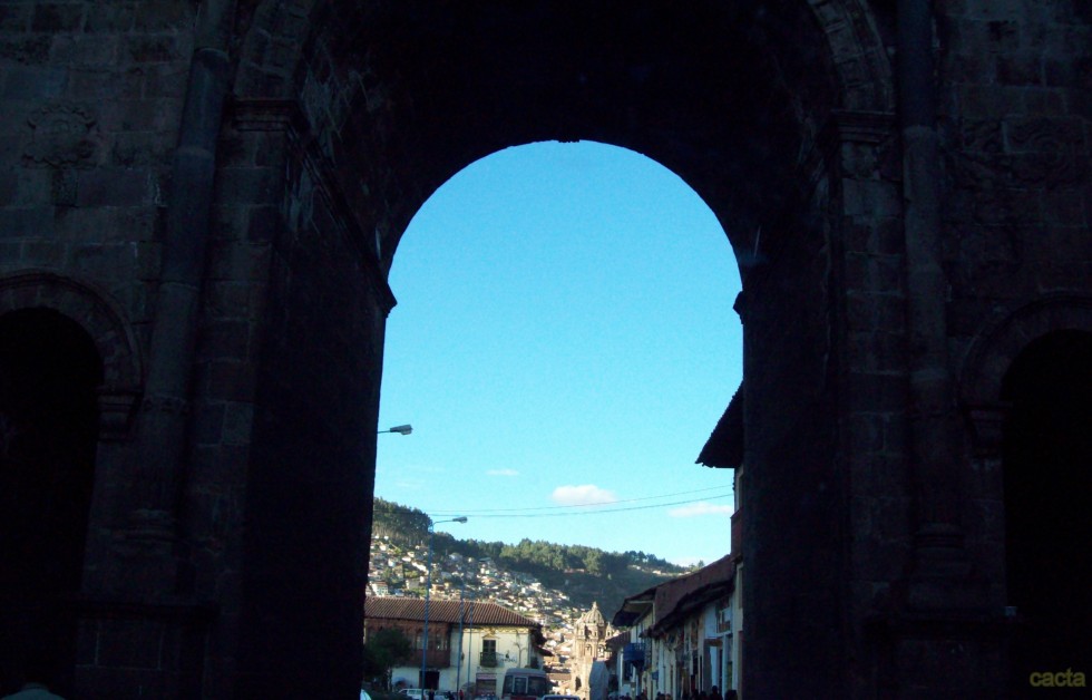 "`La puerta hacia la ciudad`" de Carlos Alberto Torres