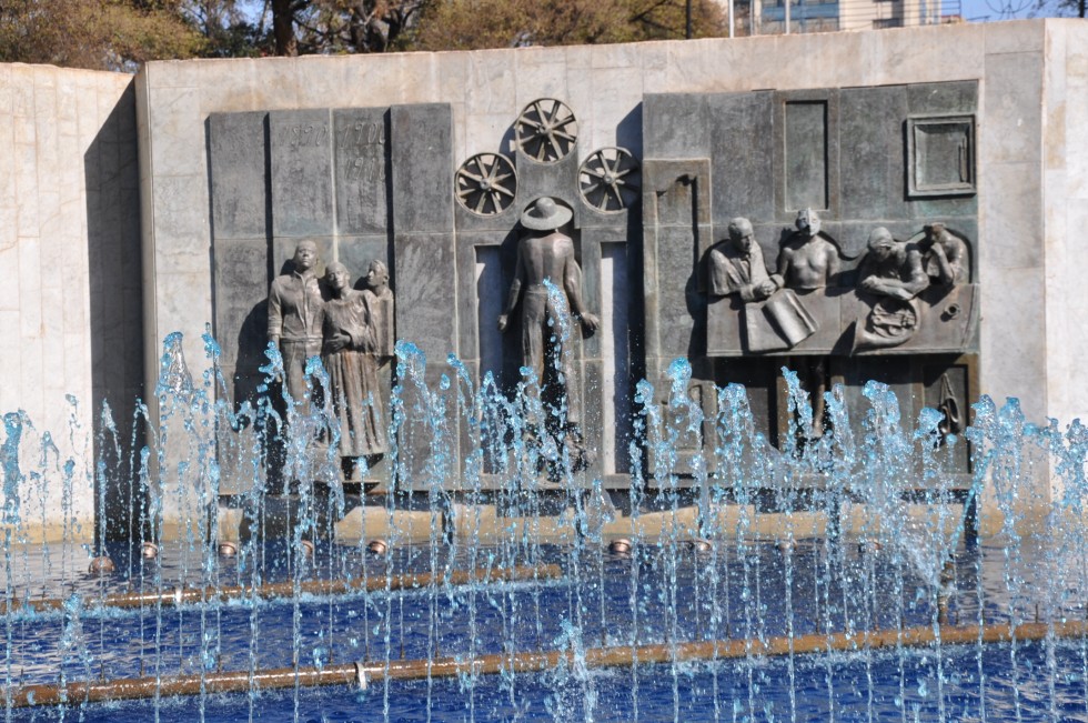 "fuente de la Plaza Independencia - Ciudad de Mza.-" de Jose Alberto Vicente