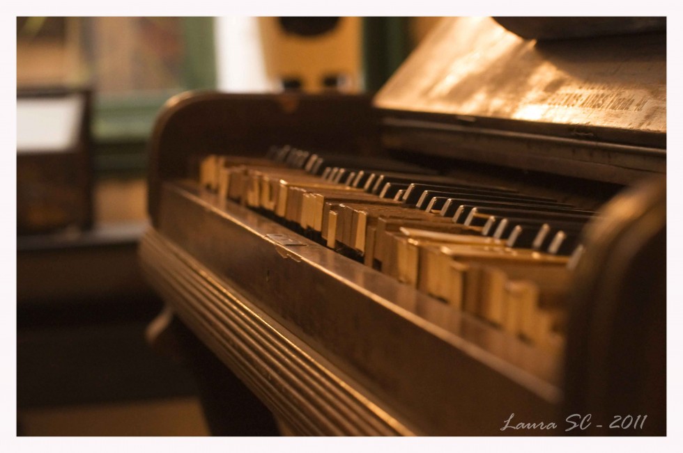 "El piano que toca solo" de Laura Schneider