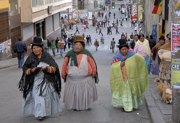 "Cholitas" de Oscar Atianese