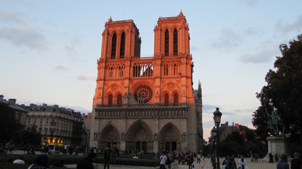 "Atardecer en Notre Dame" de Roberto Gil