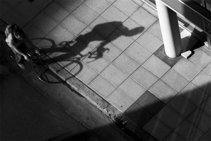 "ciclista y sombra" de Simon Calle Leon