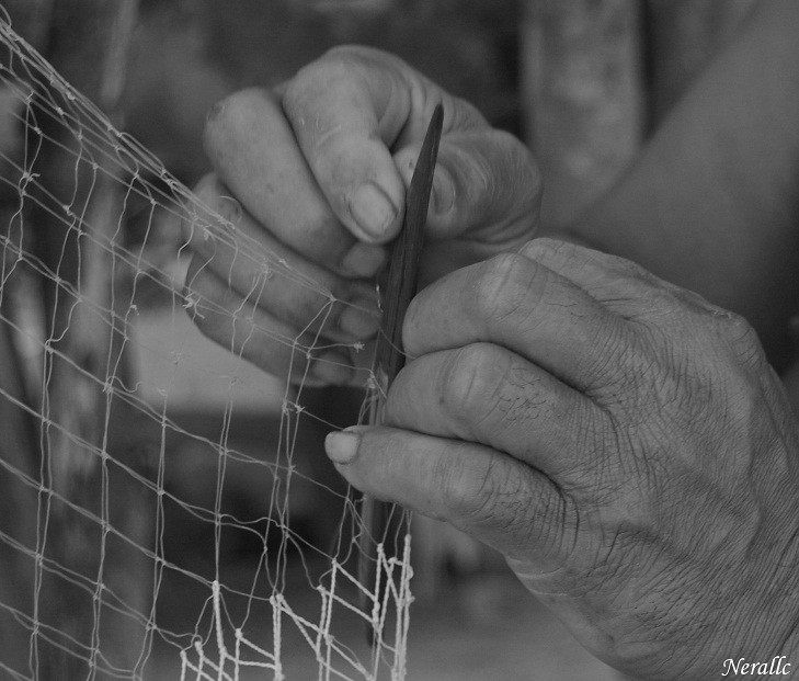 "Manos que pescan y tejen la red." de Nestor Raul Llano