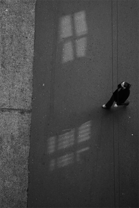 "mujer entre ventanas" de Simon Calle Leon
