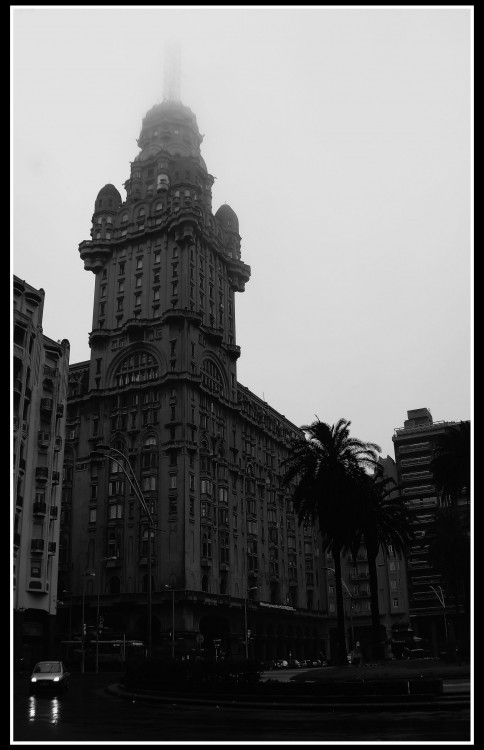 "Montevideo con lluvia" de Hugo Lorenzo