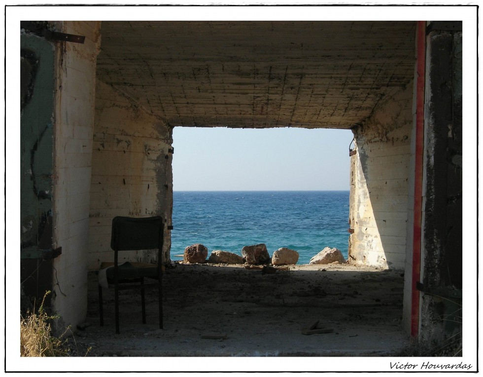 "la silla frente al mar" de Victor Houvardas