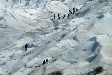 "traiking en el glaciar" de Amparo Josefina Maggi