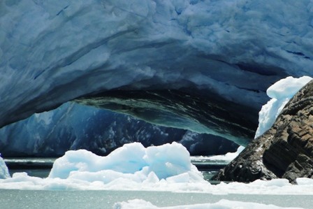 "cueva en el glaciar" de Amparo Josefina Maggi