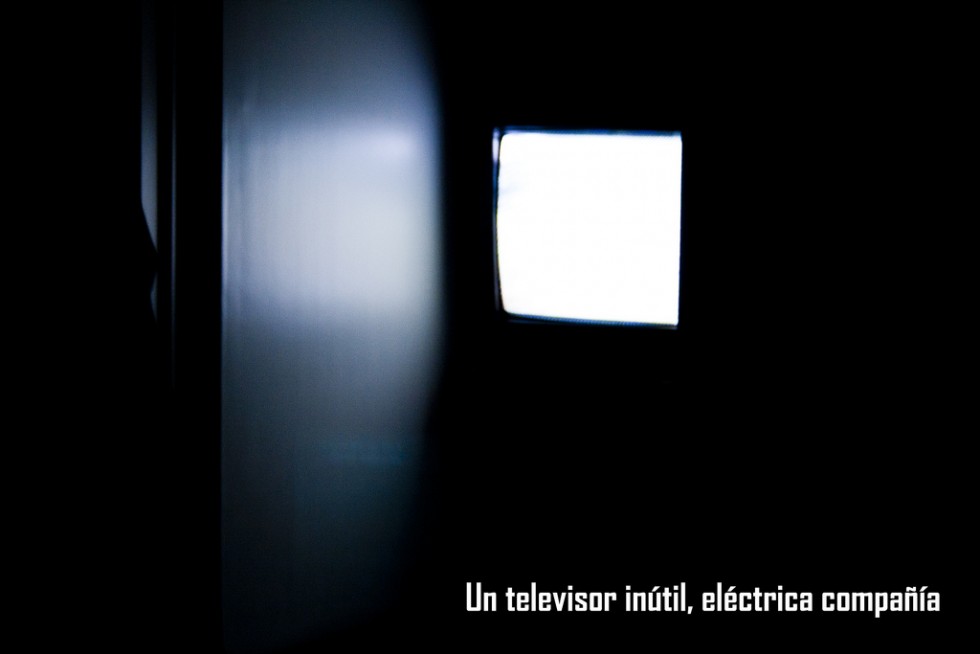 "Un televisor intil, elctrica compaa..." de Omar Moyano