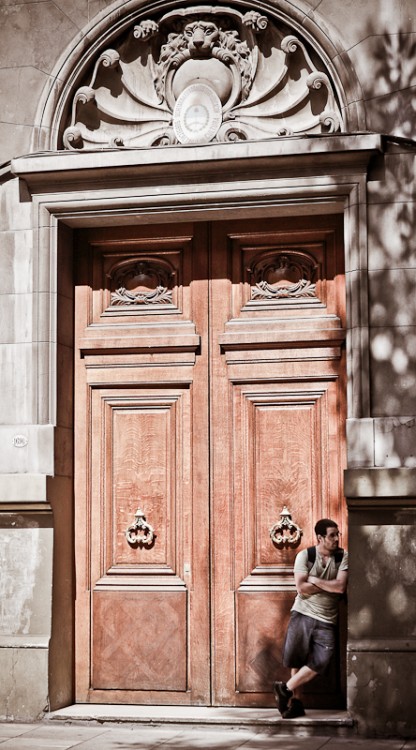 "Solo en la puerta" de Marcelo Lorenzo