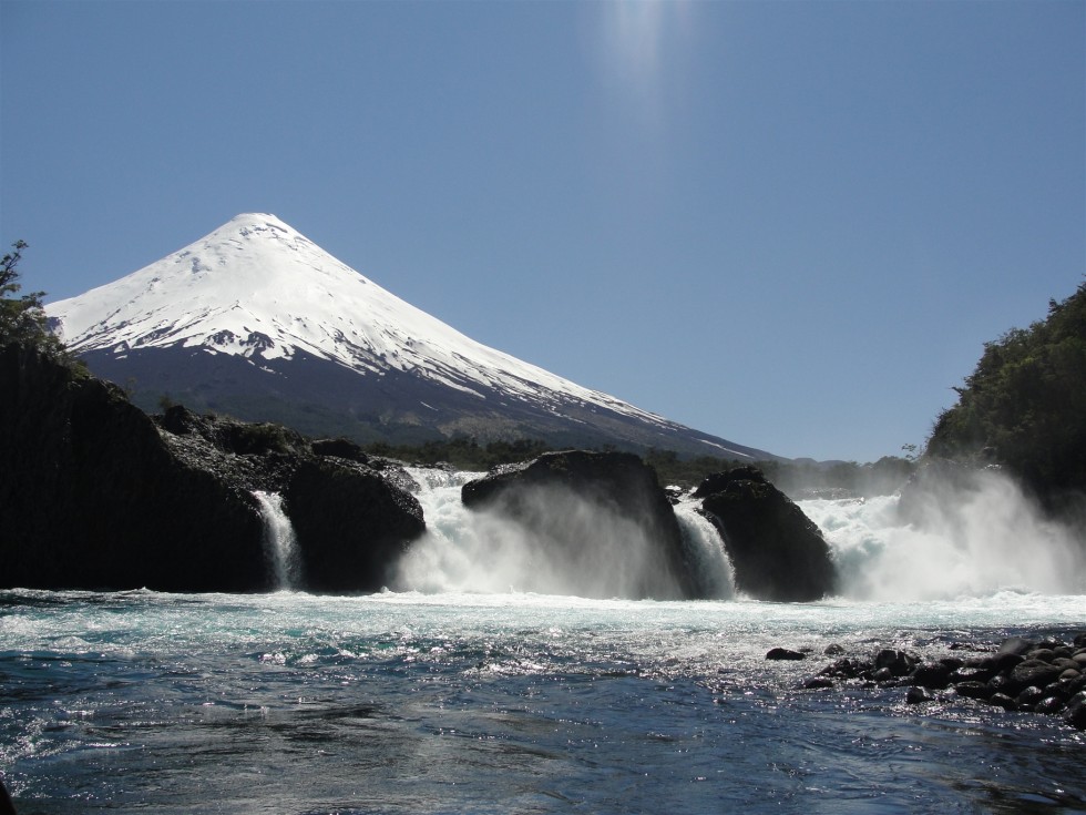 "saltos de Petrohue & volcan Osorno" de Ruben Alex Villarroel