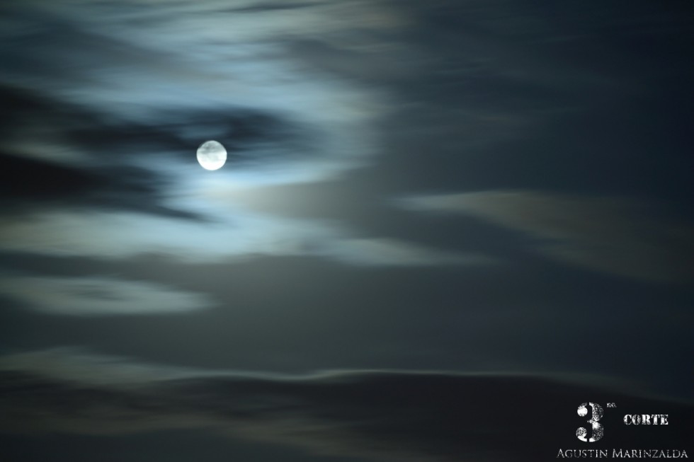 "La luna contra la tormenta !" de Agustin Marinzalda